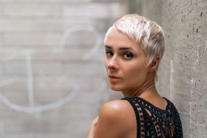 alguien que piensa en los riesgos del aborto